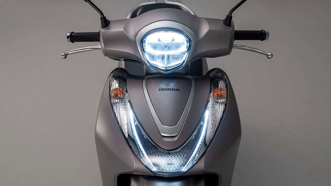 Honda SH Mode 125 muestra un diseño delantero elegante y funcional.