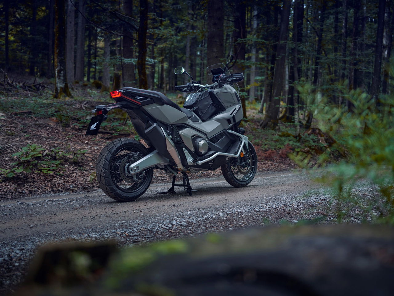 Honda X-ADV 2025 posando en su hábitat natural, la montaña.