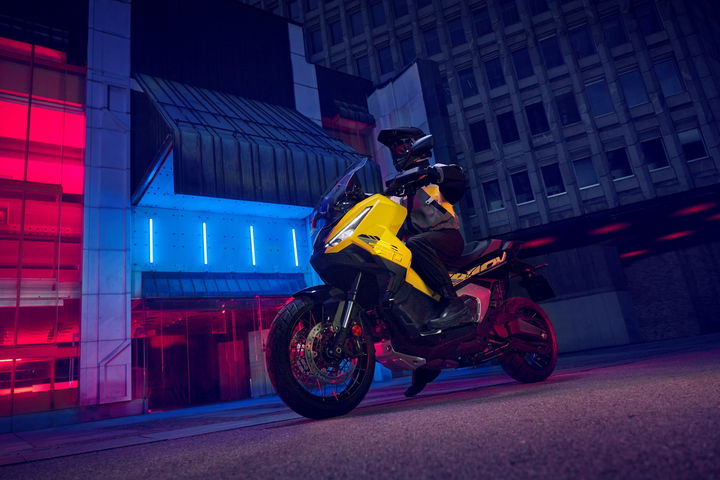 Honda X-ADV 2025: fusión única de aventura y estilo urbano.