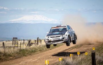 4x4 en acción levantando polvo en terreno árido