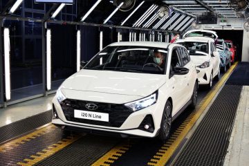 Vista dinámica del Hyundai i20 2020, mostrando su línea frontal y lateral modernizada.