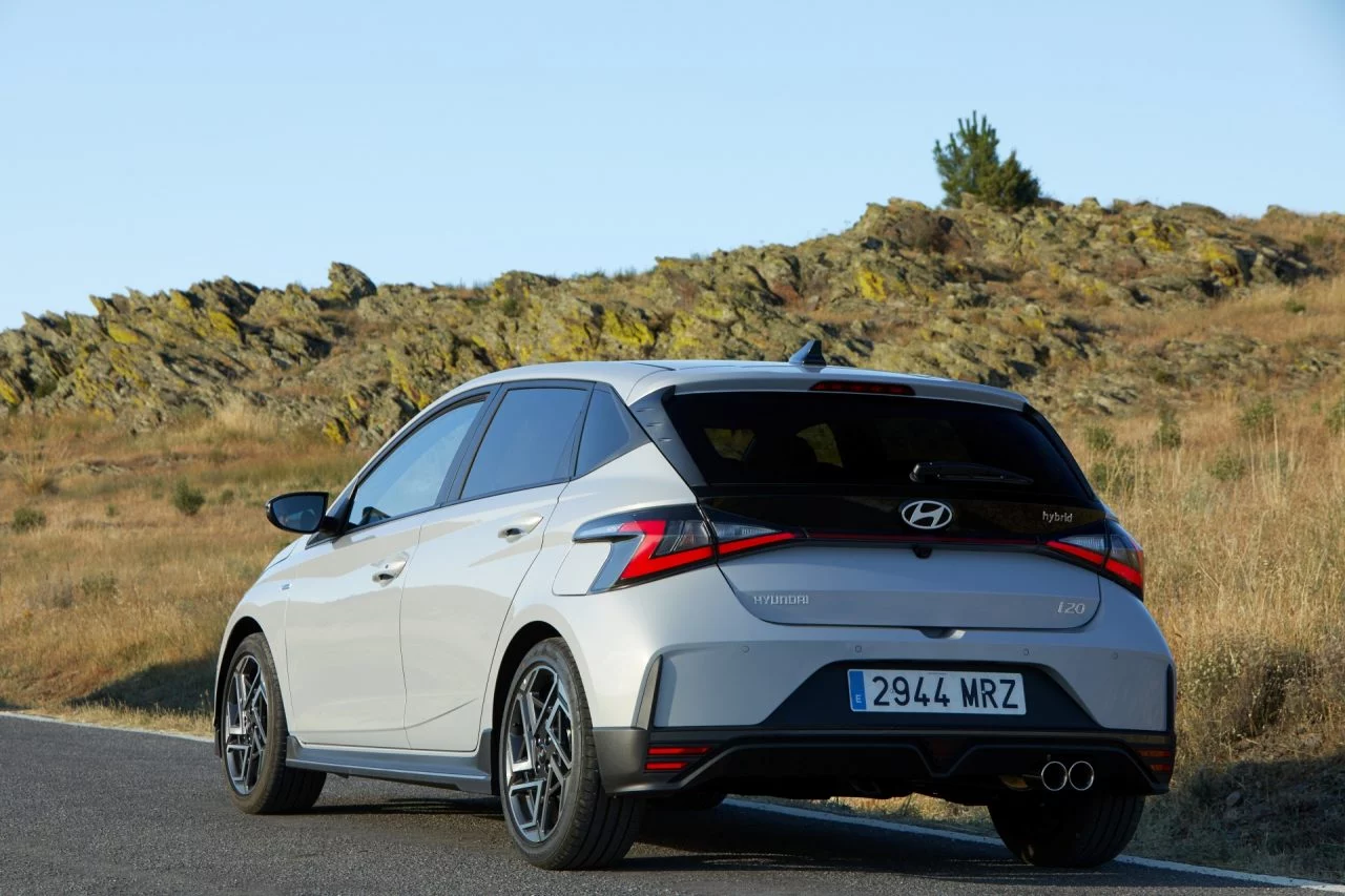 Vista trasera y lateral del Hyundai i20 2020 en entorno natural.