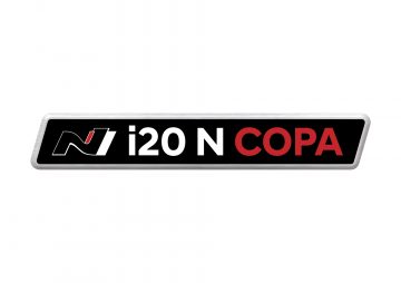 Emblema distintivo de Hyundai i20 N Copa, símbolo de deportividad asequible.