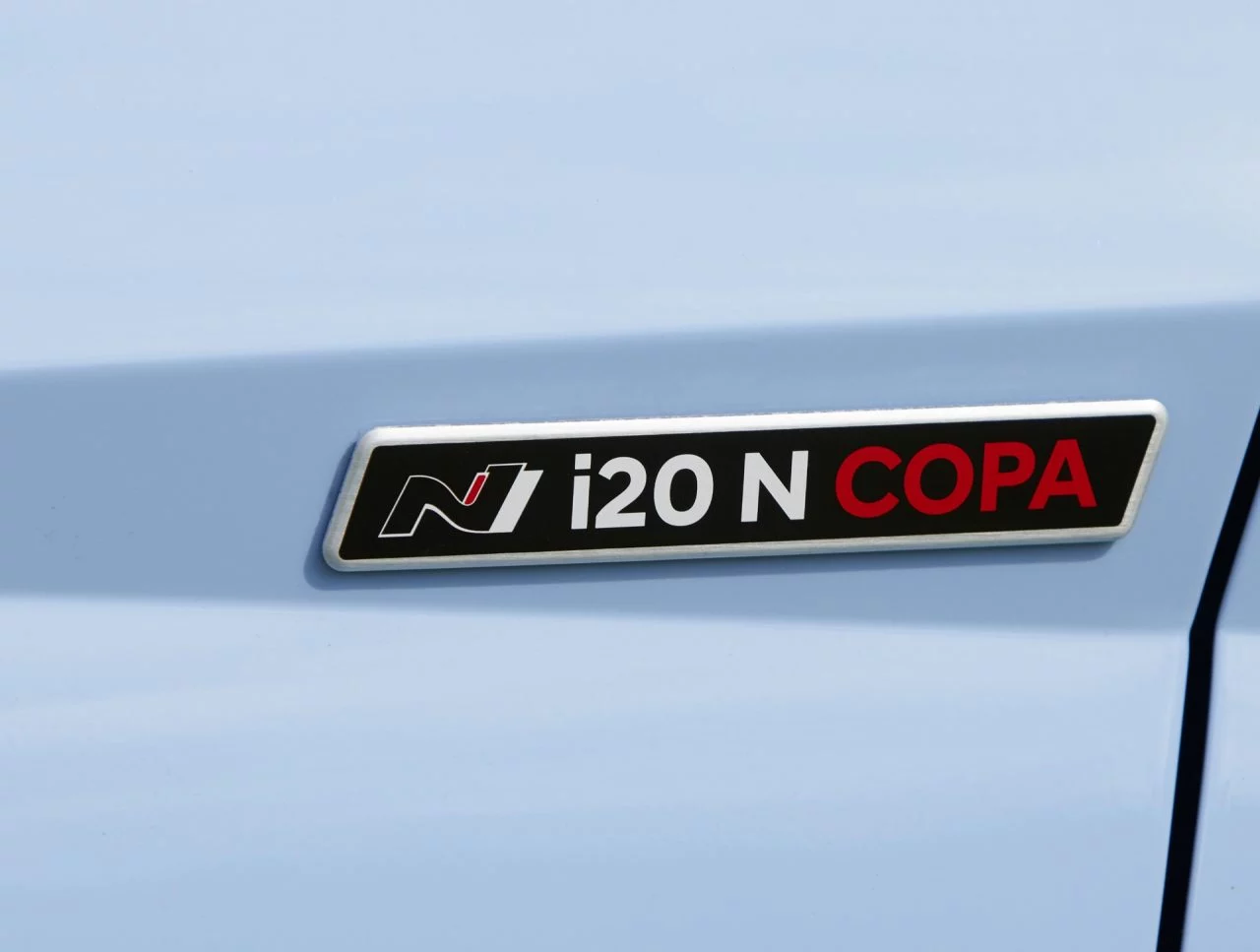 Emblema lateral del Hyundai i20 N Copa, símbolo de rendimiento en rally.