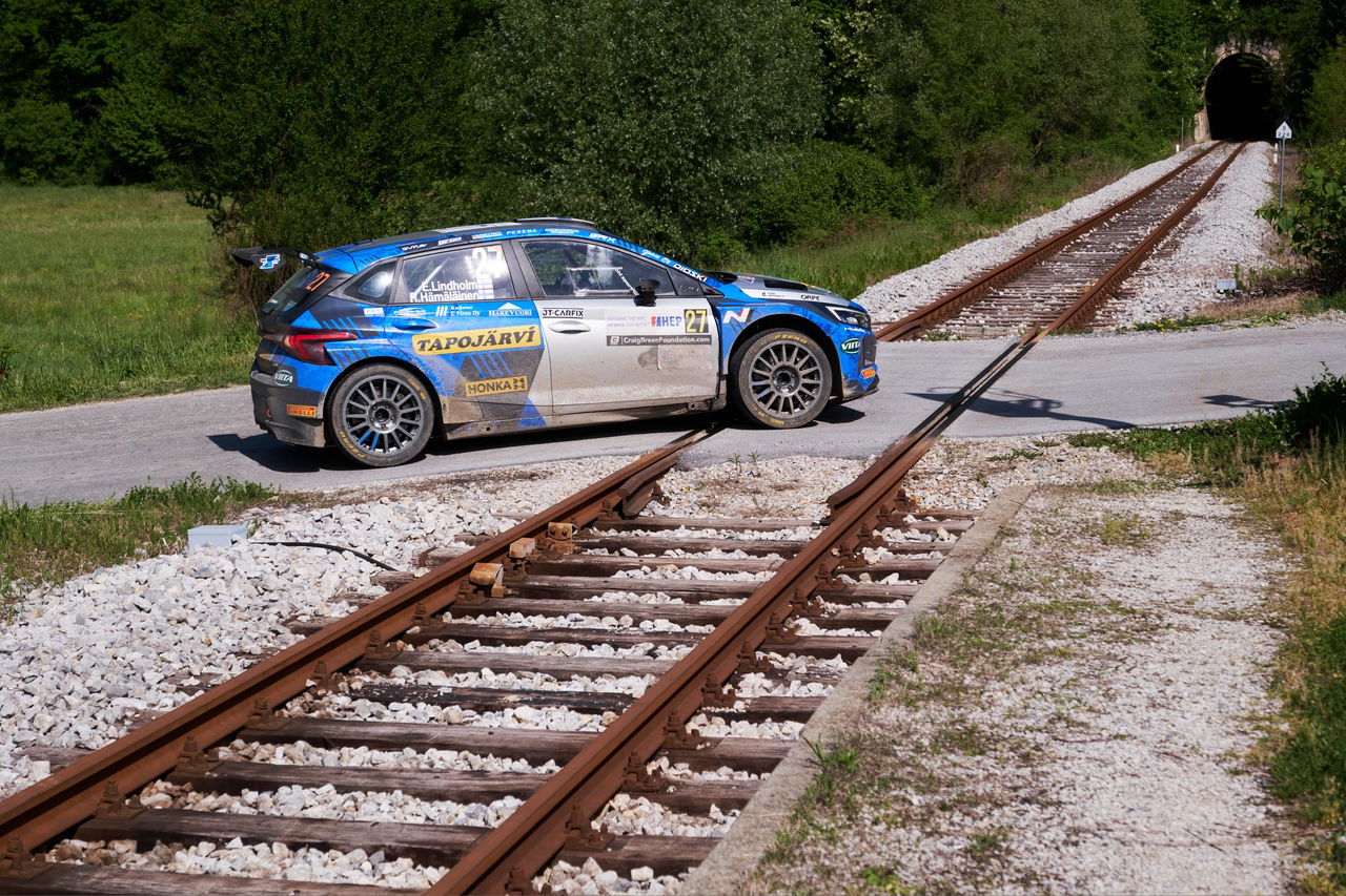 Vehículo de Hyundai en acción, enfocado en el desarrollo de jóvenes talentos para el WRC.