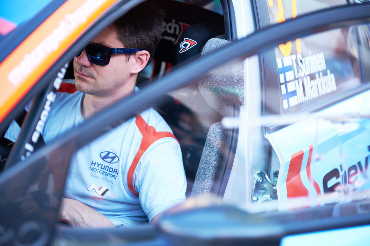 Piloto en habitáculo de Hyundai WRC, concentración antes del rally