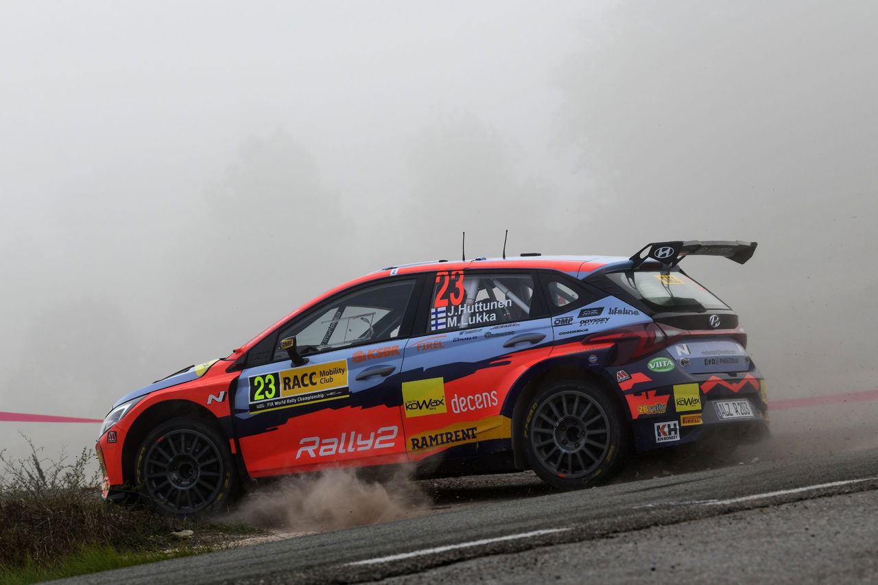 Hyundai en acción en el WRC, promesa de jóvenes pilotos.