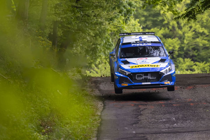 Hyundai en acción en el WRC, mostrando dinamismo y deportividad.