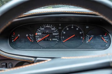 Vista de la instrumentación con detalle del tacómetro y velocímetro de un Porsche