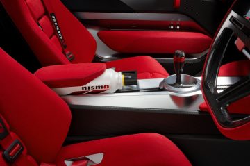 Habitáculo con acabados rojos y detalles deportivos del Nissan IDx.