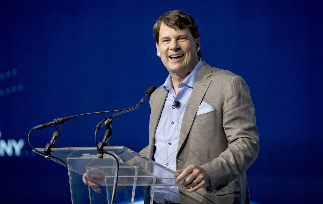 Jim Farley de Ford en conferencia, detalle de liderazgo en la industria.