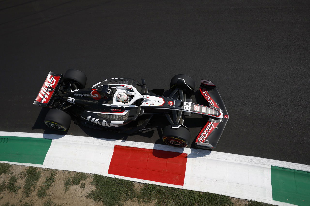 Monoplaza Haas F1 Team desde una perspectiva aérea, en acción durante el GP de Italia.