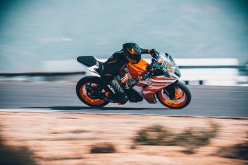 Vista dinámica de la KTM RC 125 en acción, enfatizando su diseño deportivo