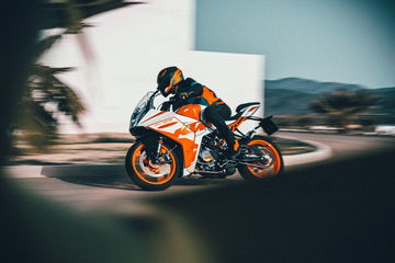 La KTM RC125 ofrece un diseño deportivo y es ideal para el carnet de coche.