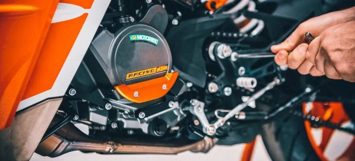 Mecánica precisa de la KTM RC 125 2024, listo para la acción.