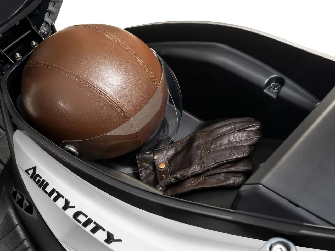 Vista detalle maletero Kymco Agility 50, práctico para objetos pequeños.