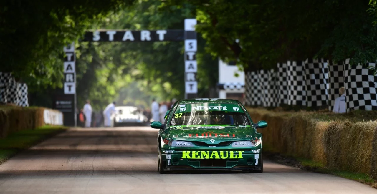 Vista dinámica del Renault F7R en acción, destacando su aerodinámica y diseño deportivo.