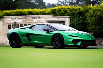 Vista lateral del Lamborghini en Pebble Beach, expresando elegancia y potencia.