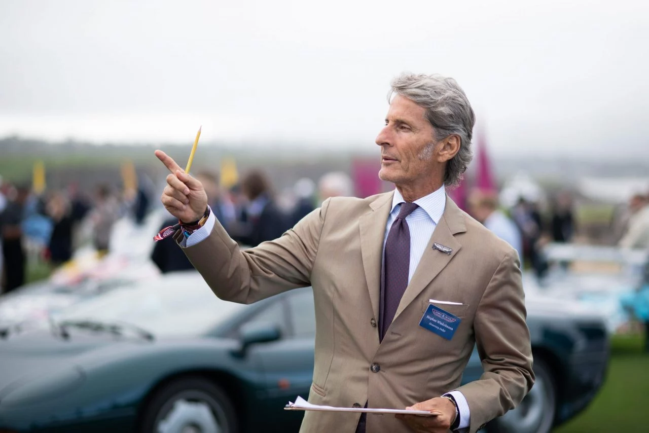 Stephan Winkelmann, CEO de Lamborghini, junto a un modelo icónico.