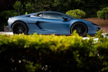 Vista lateral del Lamborghini en Pebble Beach con diseño vanguardista.