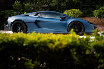 Vista lateral del Lamborghini en Pebble Beach con diseño vanguardista.