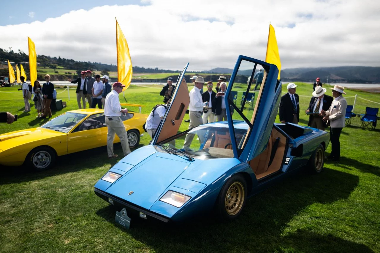 Clásico Lamborghini con puertas abiertas exhibido en Pebble Beach