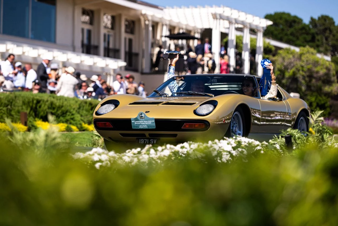 Lamborghini clásico deslumbra en Pebble Beach bajo el sol radiante.