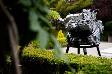 Motor V12 de Lamborghini expuesto en Pebble Beach, joya de la ingeniería italiana.