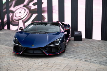 Vista frontal y lateral de un Lamborghini en Pebble Beach, sofisticación y poder en cada línea.