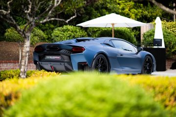 Vista trasera del Lamborghini en Pebble Beach, mostrando su diseño agresivo y líneas deportivas.