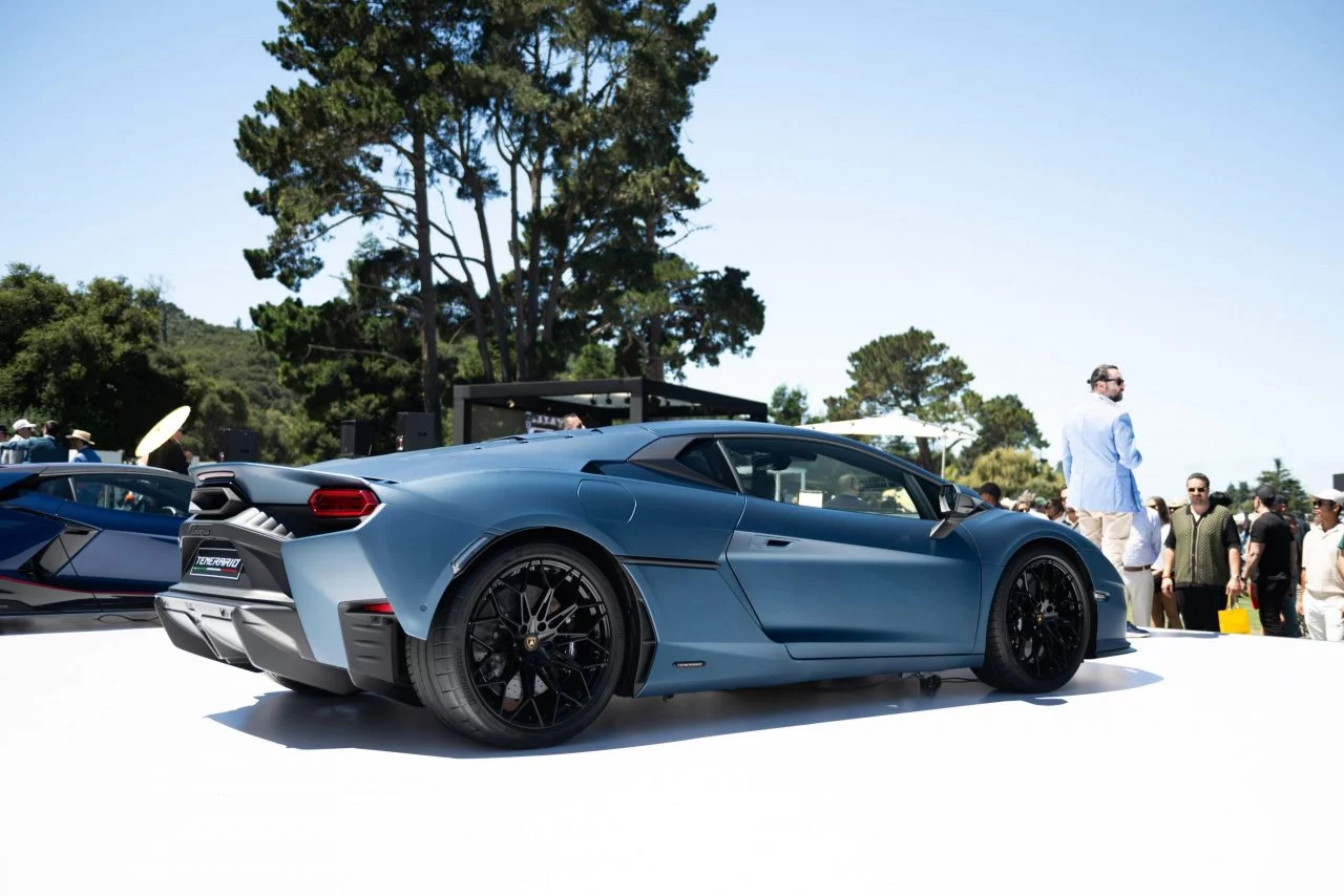 Vista lateral del Lamborghini Temerario en Pebble Beach, exhibiendo líneas aerodinámicas.