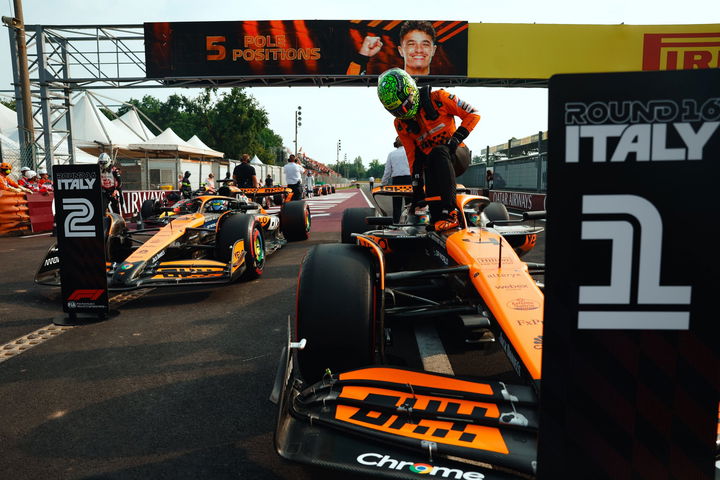 Lando Norris celebra la pole en el GP de Italia 2024, con su McLaren al frente.