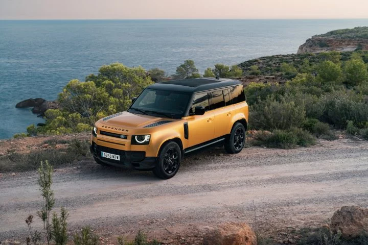 Vista lateral del Land Rover Defender ideal para terrenos difíciles de Ibiza.