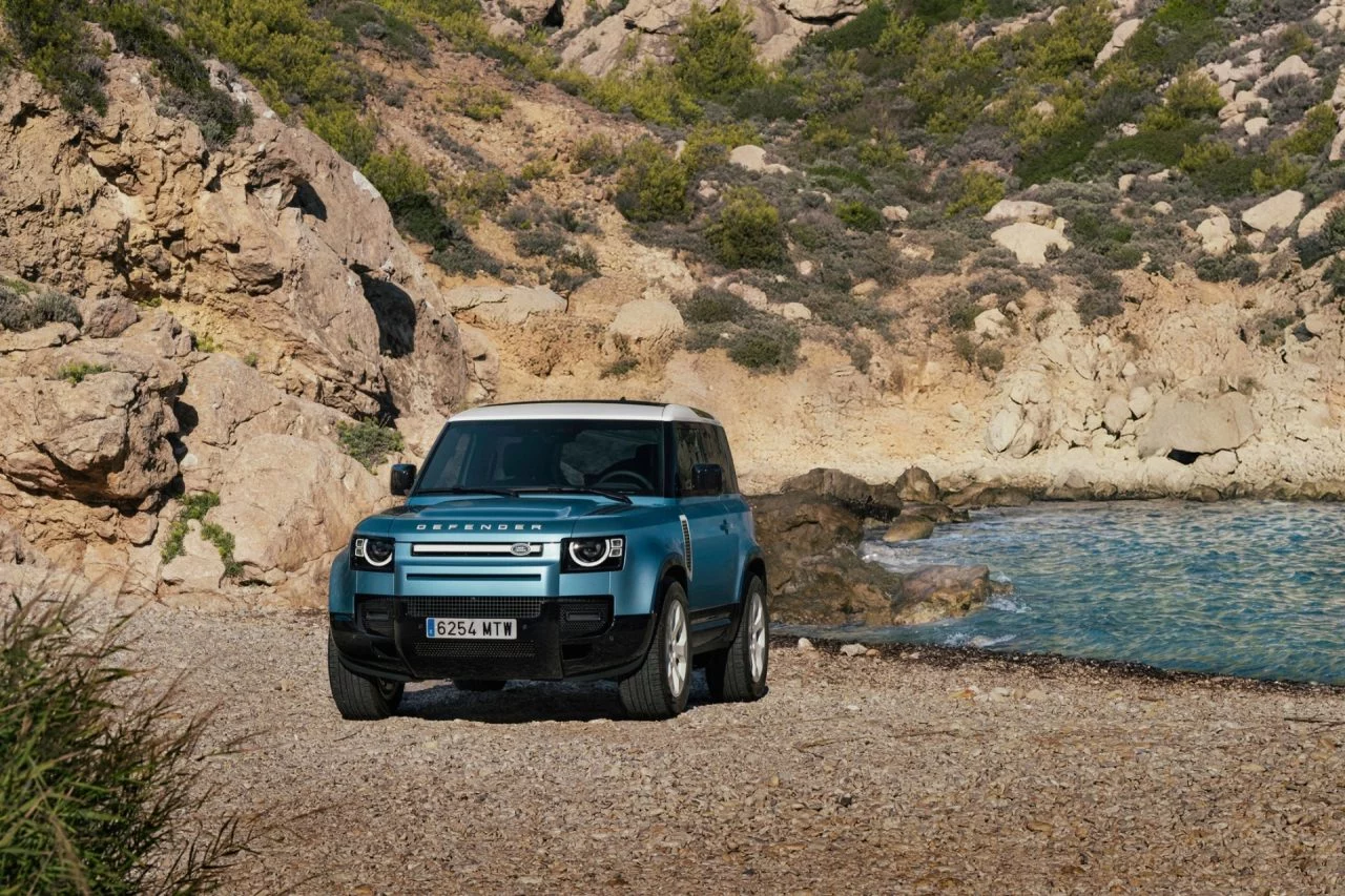 El Land Rover Defender 2024 en su hábitat natural, mostrando su robusta silueta.