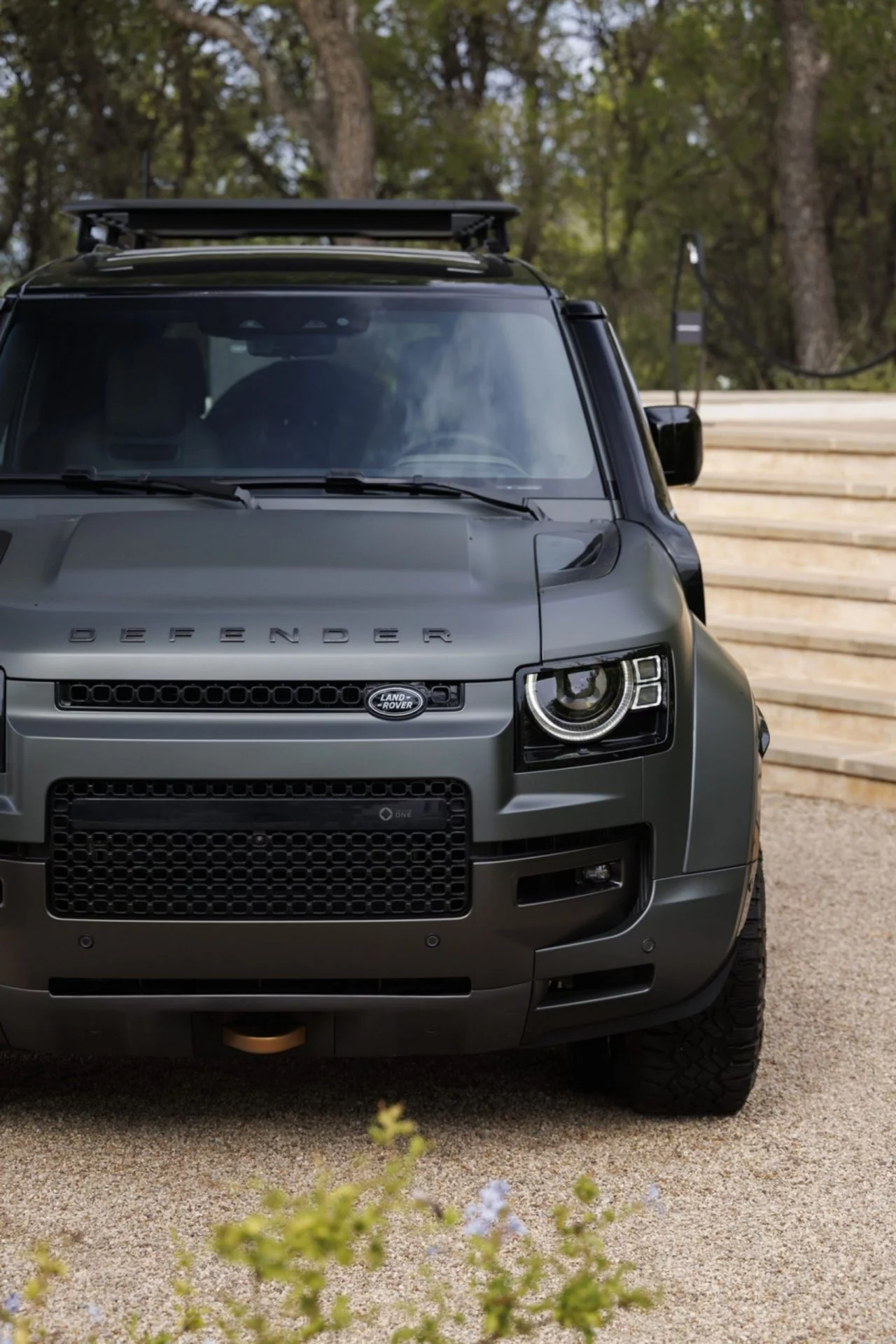 Land Rover Defender en Ibiza, frontal imponente y diseño robusto.