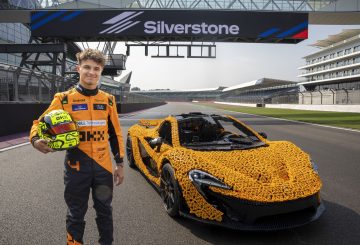 Réplica a escala real de un McLaren P1 construida con piezas LEGO.