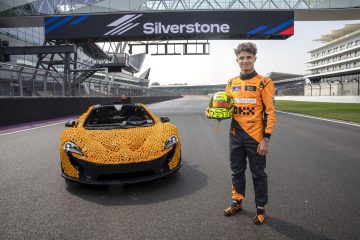 McLaren P1 de LEGO a escala real posando en Silverstone