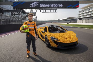 Réplica LEGO a escala real del McLaren P1 en pista de pruebas