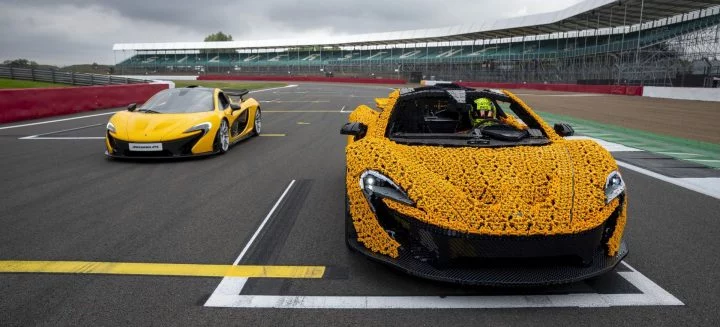 Réplica a escala real del McLaren P1 construida con piezas LEGO.