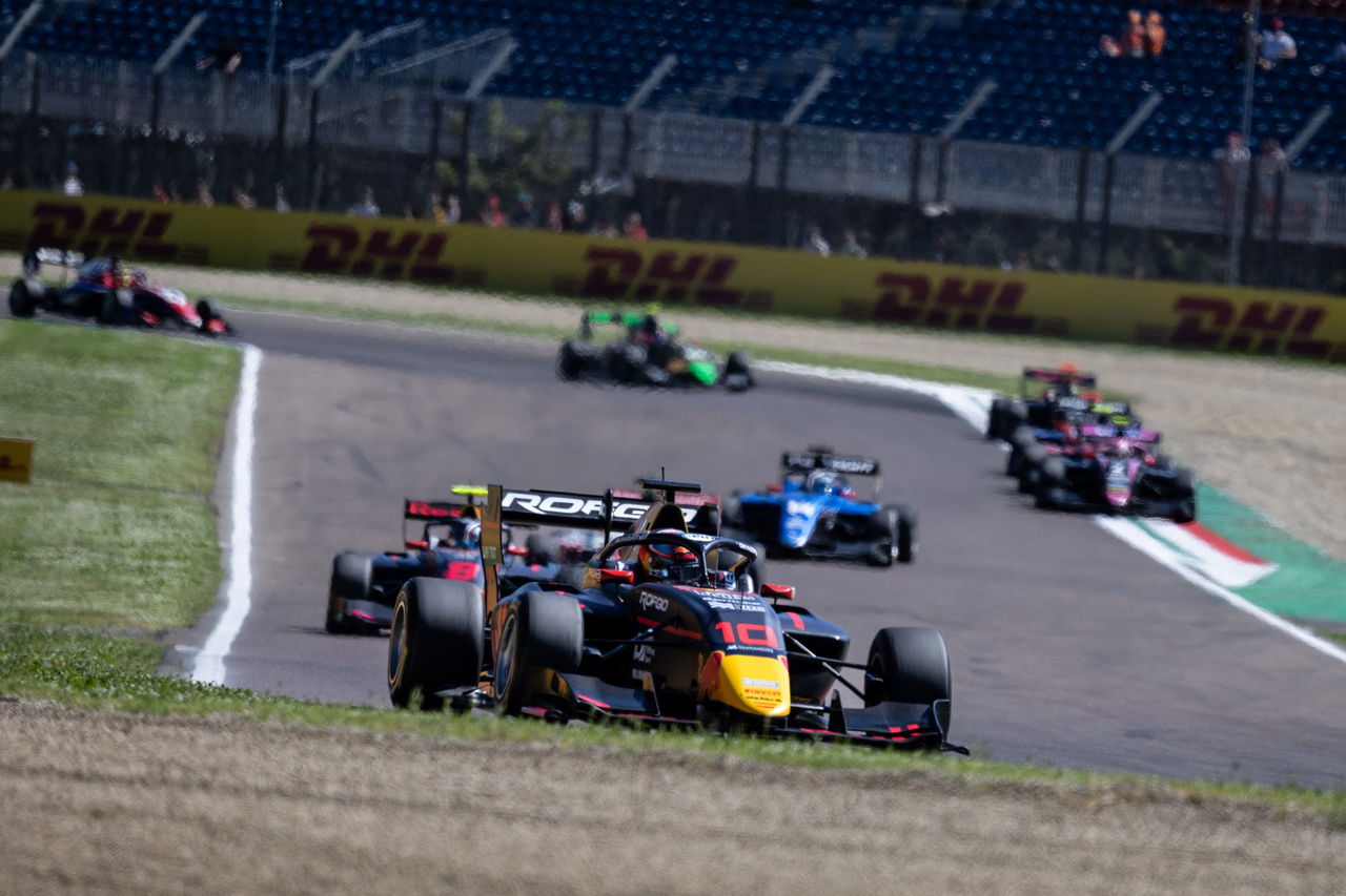 Leonardo Fornaroli liderando con maestría en la Formula 3