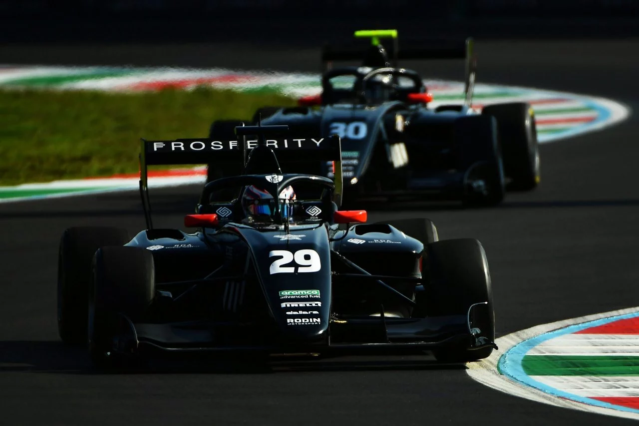 Leonardo Fornaroli pilotando con maestría en la Formula 3