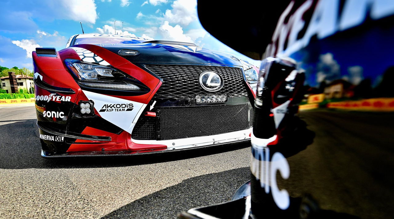 Vista dinámica del Lexus RC F GT3 en acción, destacando su agresiva frontal