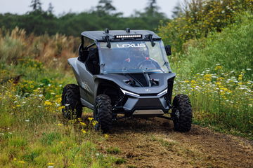 Lexus ROV con motor Lexus-Yamaha H2, muestra su destreza en terreno 4x4.