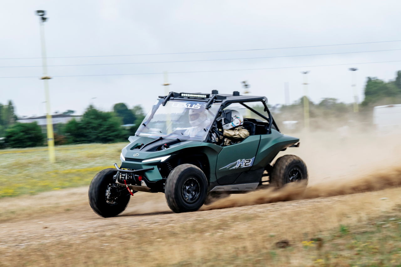 Lexus ROV en acción, demostrando su capacidad todoterreno con su motor Lexus-Yamaha H2.