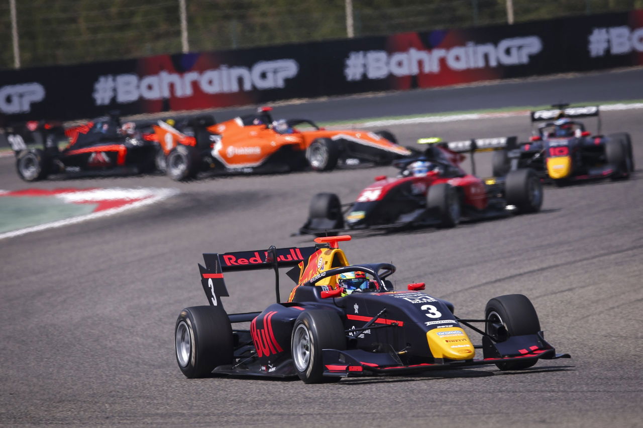 Monoplaza de Red Bull lidera carrera ajustada en Formula 3