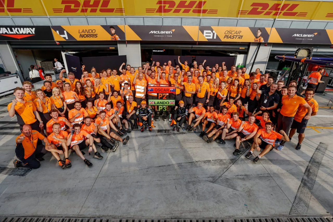 El equipo celebra en el podio McLaren tras victoria en GP Italia