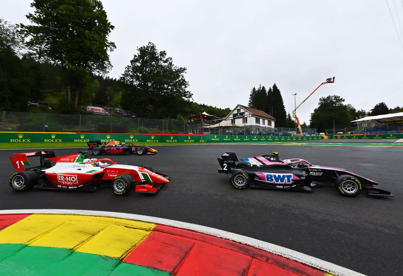 Duelo vibrante en la pista, encapsulando la esencia de la F3