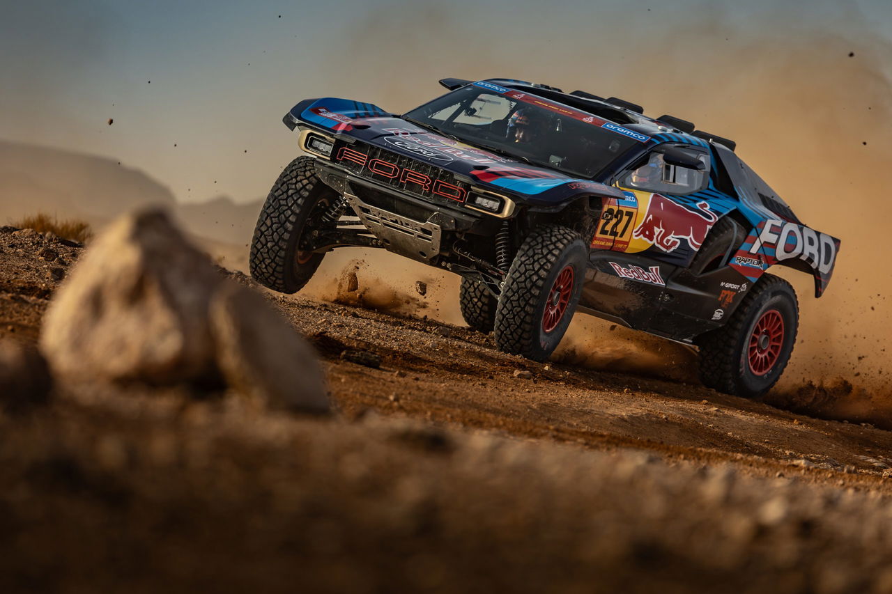 Ford y Mitch Guthrie arrasan en el Dakar 2025 con su robusto todoterreno.