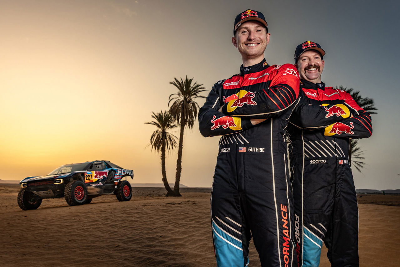 Mitch Guthrie al lado de su Ford de competición en el Dakar 2025