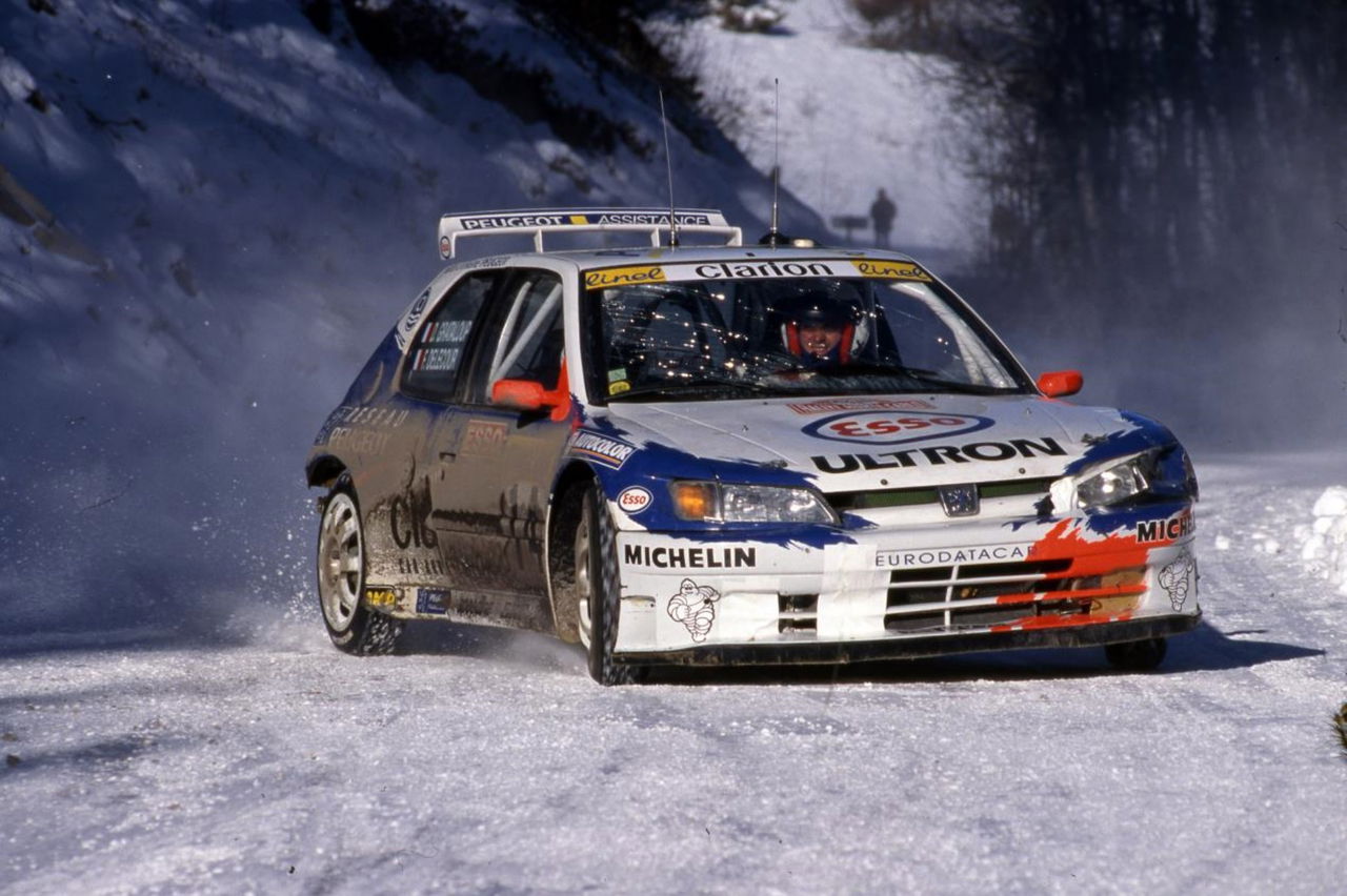 Potente motor de 4 cilindros capaz de alcanzar casi 10.000 rpm en un coche deportivo desafiando la nieve.